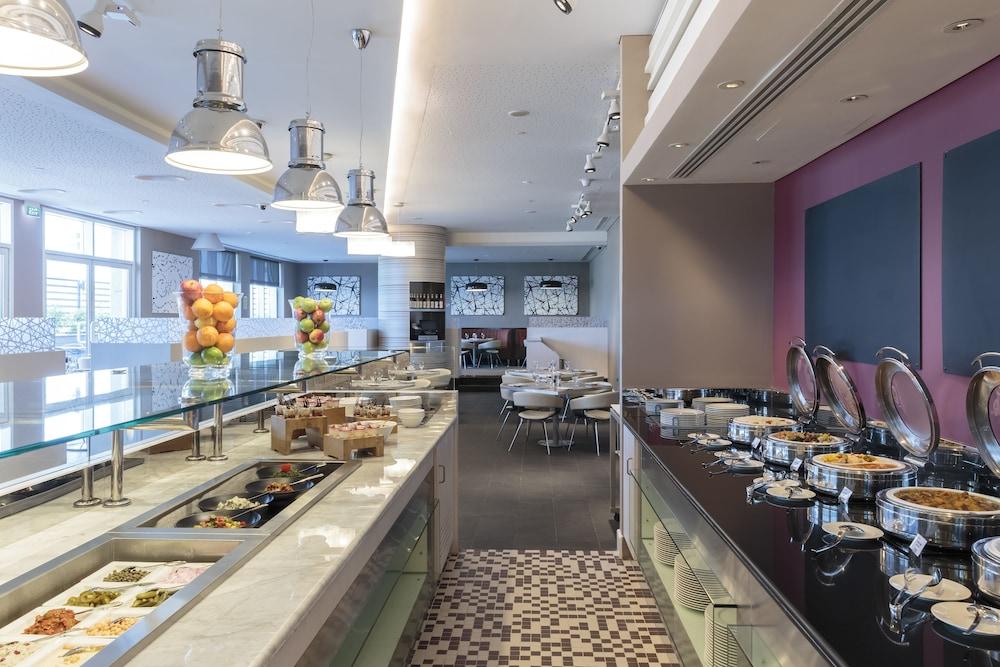 Premier Inn Doha Education City Екстериор снимка