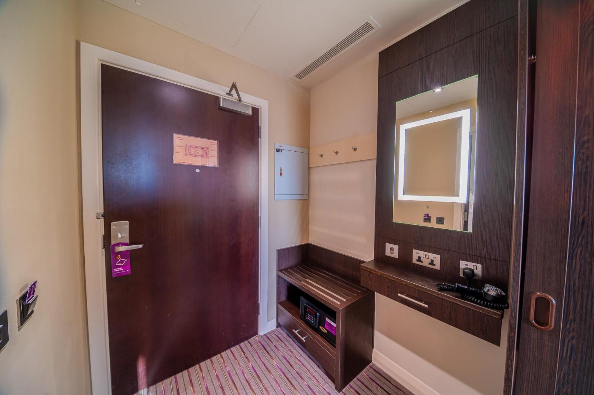 Premier Inn Doha Education City Екстериор снимка